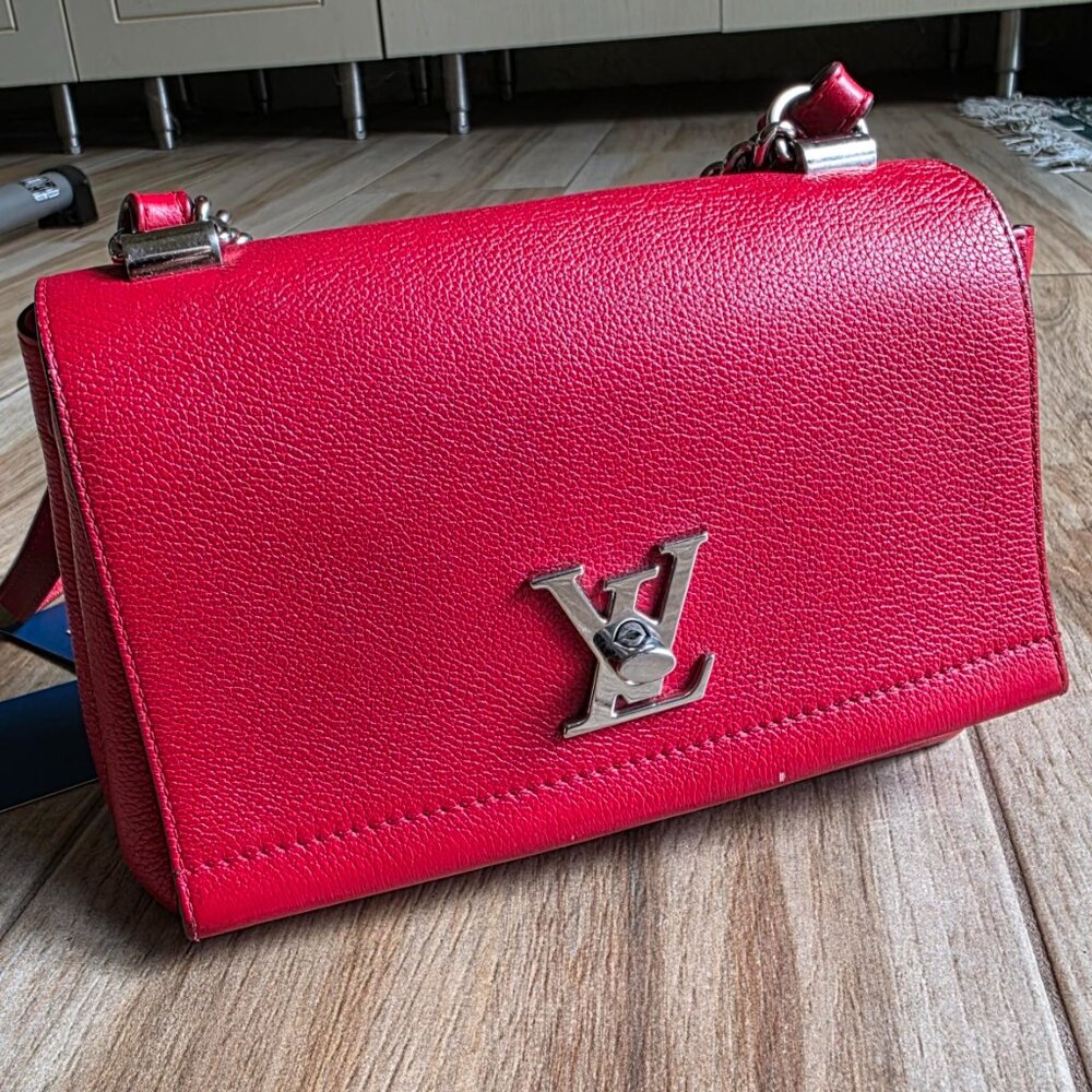 Louis Vuitton Rubis Tauruillon  Pebble Leather Lockme II Shoulder Handbag BB